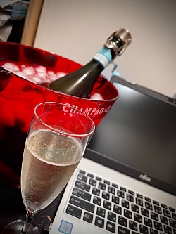 お仕事しながら一杯🥂。