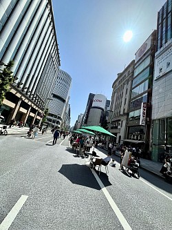 銀座歩行者天国。Pedestrian paradise, Ginza.