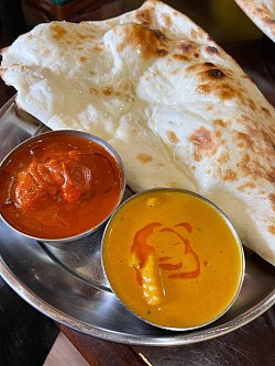 ランチはインド人が作るカレーとナン🍛。
