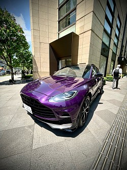 ペニンシュラ東京のアストンマーティンショールームで打合せ。