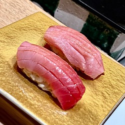 銀座の鮨屋でトロ二貫！うま〜。